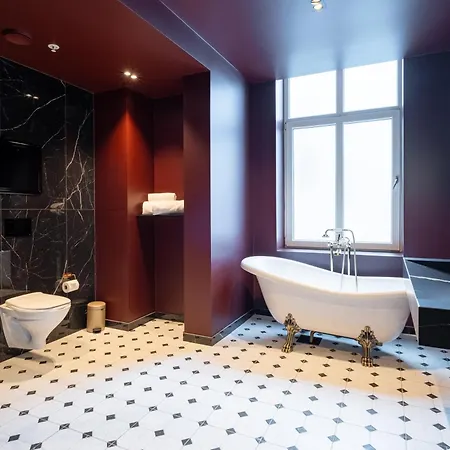 Hotel The 4*